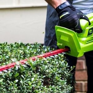 24V CORDLESS 20" HEDGE TRIMMER W/ 2.0 AH BATTERY